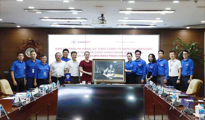 Ban Thường vụ Đảng uỷ EVNNPC tặng bức tranh lưu niệm cho BCH Đoàn thanh niên Tổng công ty khoá I nhiệm kỳ 2017 - 2022