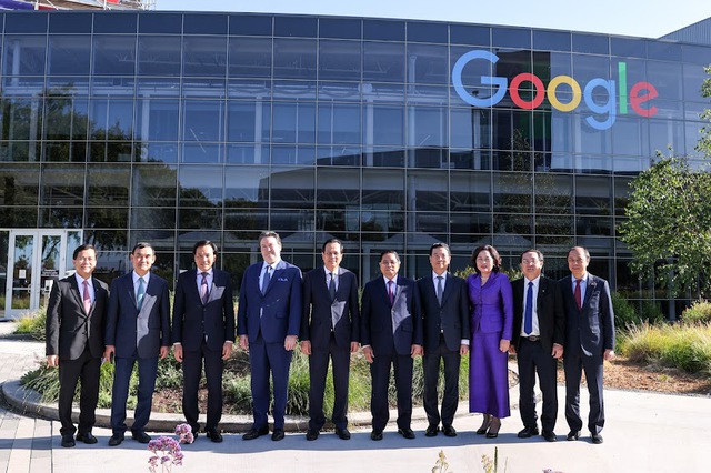 Thủ tướng chụp ảnh lưu niệm tại trụ sở của Google. Ảnh VGP/Nhật Bắc
