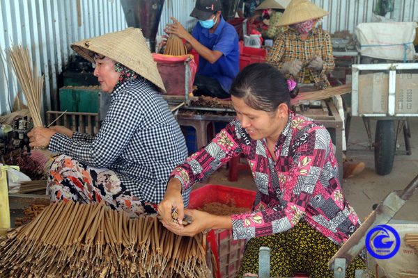 Huyện Gò Công Tây phát triển nghề se nhang, tạo việc làm cho lao động nữ nông thôn.