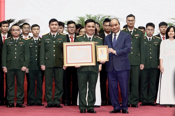 Chủ tịch nước Nguyễn Xuân Phúc trao chứng nhận Giải thưởng Hồ Chí Minh cho đồng tác giả của hai công trình đặc biệt xuất sắc lĩnh vực quân sự, quốc phòng