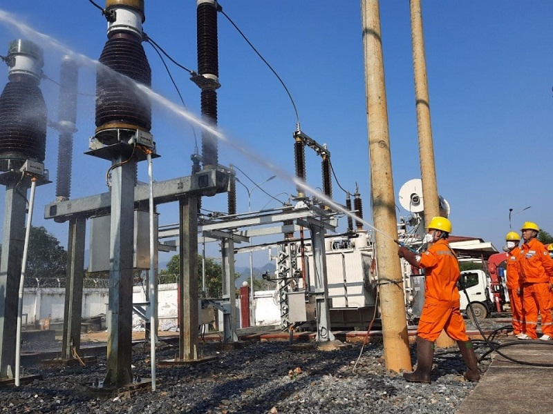 Công nhân Đội Quản lý vận hành lưới điện cao thế Lai Châu thực hiện vệ sinh hotline
