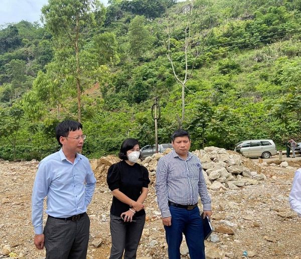 Ông Nguyễn Ngọc Toản, Phó cục trưởng Cục Bảo trợ Xã hội (ngoài cùng bên trái) cùng đoàn công tác ghi nhận thiệt hại của người dân do mưa lũ trên địa bàn huyện Chi Lăng