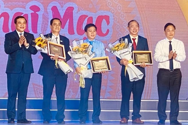 Bí thư Tỉnh ủy Phan Việt Cường và Chủ tịch UBND tỉnh Lê Trí Thanh tặng hoa các nhà tài trợ festival.