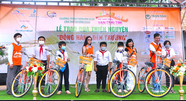 Thiếu nhi huyện Hớn Quản, tỉnh Bình Phước (hình trên cùng, bên trái) và trẻ em huyện Phú Lộc, tỉnh Thừa Thiên Huế hớn hở nhận quà và xe đạp từ CLB Doanh nhân 2030
