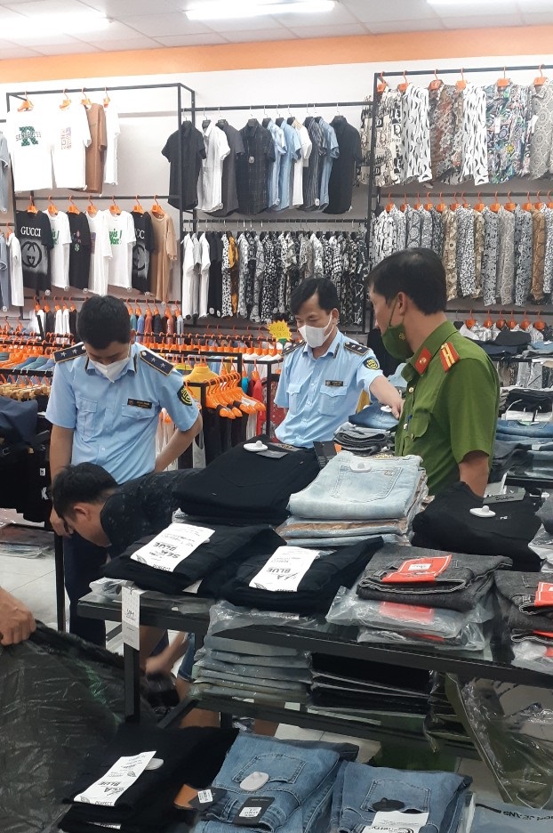 Lực lượng chức năng tiến hành kiểm tra hàng hóa tại cơ sở kinh doanh Vũ Văn Chuyên.
