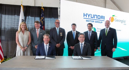 Jae-Hoon Jang (hàng trước bên phải), chủ tịch của Tập đoàn Hyundai Motor, và Brian Kemp (hàng trước bên phải), thống đốc bang Georgia của Hoa Kỳ, đã tổ chức 