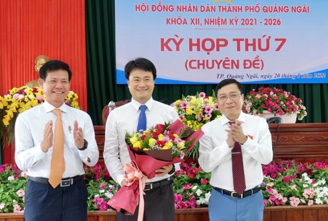Ông Trà Thanh Danh (giữa) được bầu giữ chức Chủ tịch UBND TP. Quảng Ngãi.