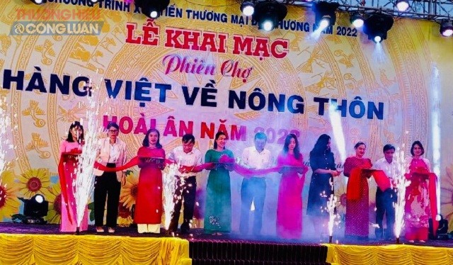 Lãnh đạo Ủy ban MTTQ Việt Nam tỉnh Bình Định, UBND huyện Hoài Ân và Sở Công Thương Bình Định cắt băng khai mạc Phiên chợ.