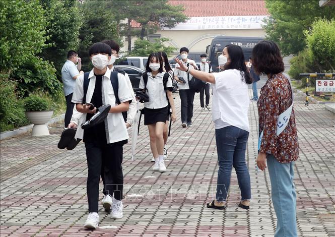 Học sinh tới trường tại Seoul, Hàn Quốc ngày 08/06/2020. Ảnh: Yonhap/TTXVN