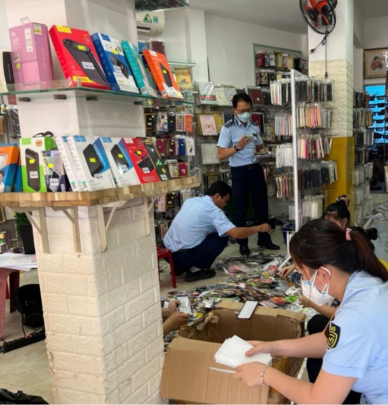 Chỉ trong 2 ngày, lực lượng QLTT tỉnh Bình Thuận đã kiểm tra và phát hiện hàng nghìn sản phẩm phụ kiện điện thoại không rõ nguồn gốc xuất xứ.