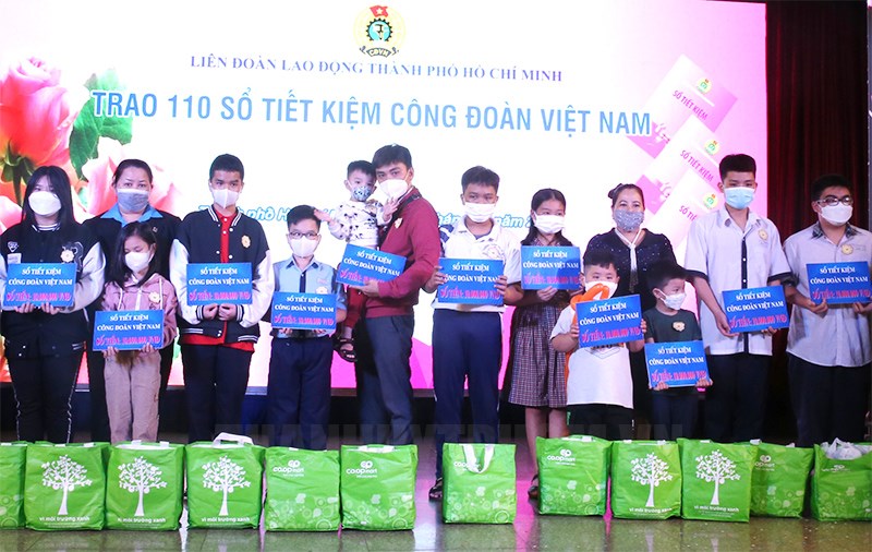 Lê Thị Kim Thúy cùng đơn vị tài trợ trao sổ tiết kiệm cho các em có cha hoặc mẹ mất bị ảnh hưởng dịch Covid -19.