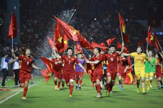 Đội tuyển nữ Việt Nam ăn mừng chiến thắng khi hạ tuyển nữ Thái Lan với tỷ số 1-0 trong trận chung kết bóng đã nữ SEA Games 31 tối 21/5 trên sân Cẩm Phả.