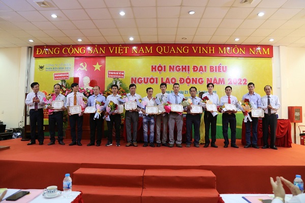 Ông Ngô Văn Đông - TGĐ và ông Trần Tấn Sơn - Chủ tịch Công đoàn công ty tặng Bằng khen cho đại diện các tổ sản xuất của nhà máy