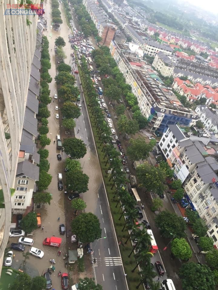 Các phương tiện xếp hàng kéo dài hàng km dọc đường Lê Trọng Tấn hướng ra Thiên đường Bảo Sơn, “vòng vây nước” ôm trọn cung đường Lê Trọng Tấn khiến các phương tiện giao thông tiến thoái lưỡng nan. Các phương tiện xếp hàng kéo dài hàng km dọc đường Lê Trọng Tấn hướng ra Thiên đường Bảo Sơn, “vòng vây nước” ôm trọn cung đường Lê Trọng Tấn khiến các phương tiện giao thông tiến thoái lưỡng nan.