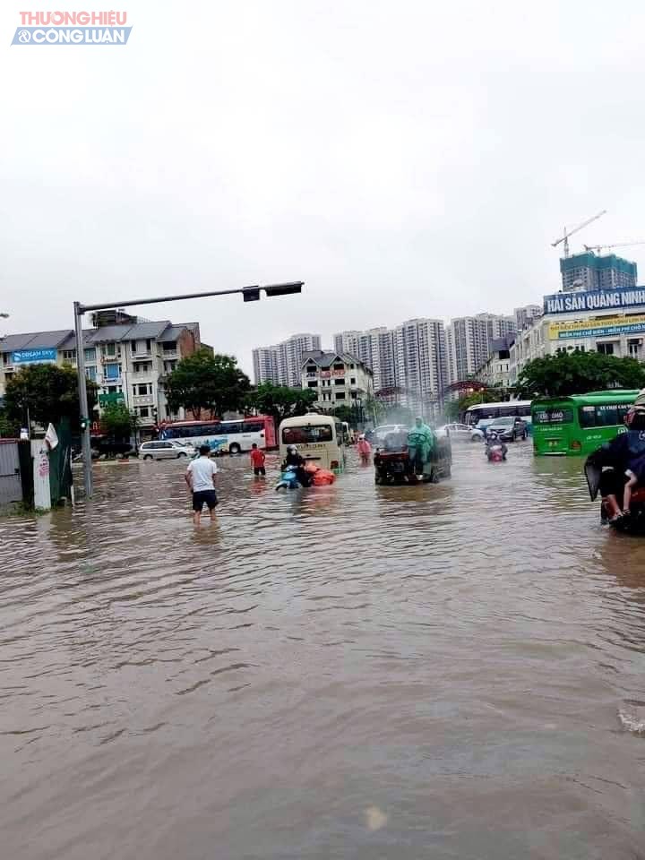 Sau cơn mưa đêm ngay từ sáng sớm nhiều đoạn đường ngay tại cổng chào KĐT Sudico Nam An Khánh đã bị ngập sâu trong biển nước Sau cơn mưa đêm ngay từ sáng sớm nhiều đoạn đường ngay tại cổng chào KĐT Sudico Nam An Khánh đã bị ngập sâu trong biển nước
