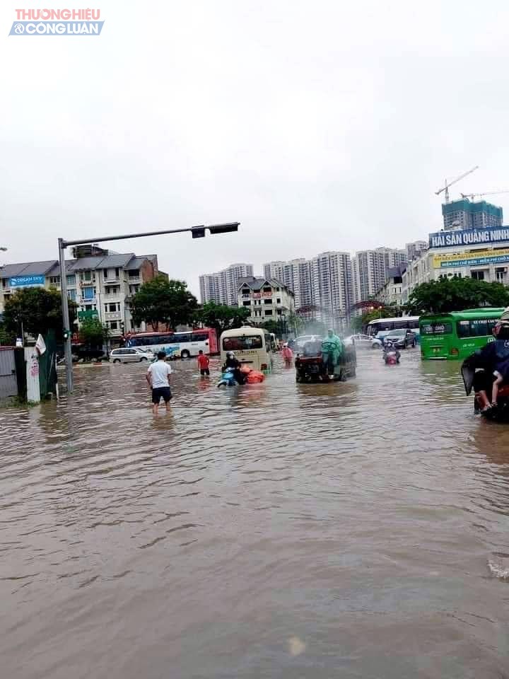 Sau cơn mưa đêm ngay từ sáng sớm nhiều đoạn đường ngay tại cổng chào KĐT Sudico Nam An Khánh đã bị ngập sâu trong biển nước