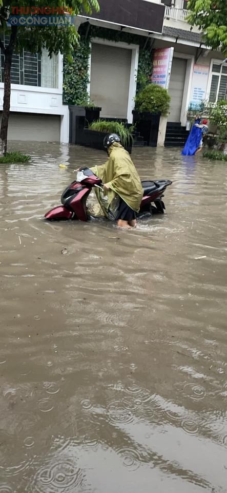 Nhiều xe máy do nước ngập quá sâu phải dắt bộ qua “rốn nước” Nhiều xe máy do nước ngập quá sâu phải dắt bộ qua “rốn nước”