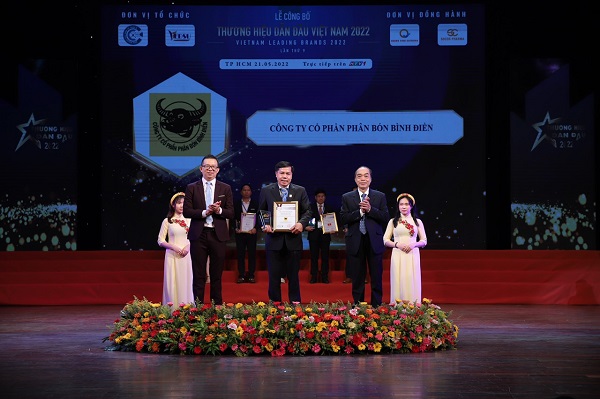 Ông Võ văn Phu – Phó Tổng Giám đốc Công ty CP Phân bón Bình Điền vinh dự đón nhận Giải thưởng “TOP10- Thương hiệu dẫn đầu Việt Nam 2022”
