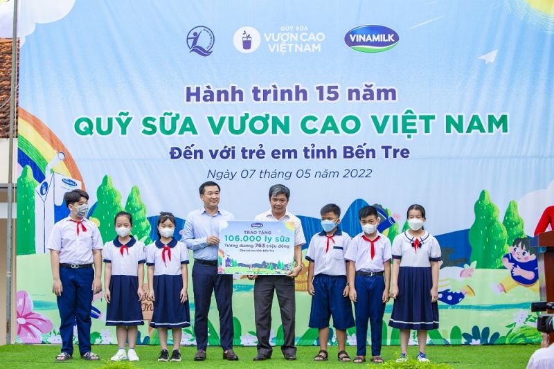 Đại diện Vinamilk và Quỹ sữa trao tặng 106.000 ly sữa cho các em nhỏ có hoàn cảnh khó khăn tại tỉnh Bến Tre
