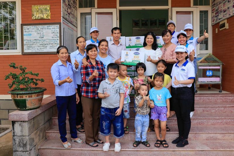 Chương trình Quỹ sữa Vươn cao Việt Nam trao tặng sữa cho trẻ em tỉnh Quảng Ngãi và Bình Định