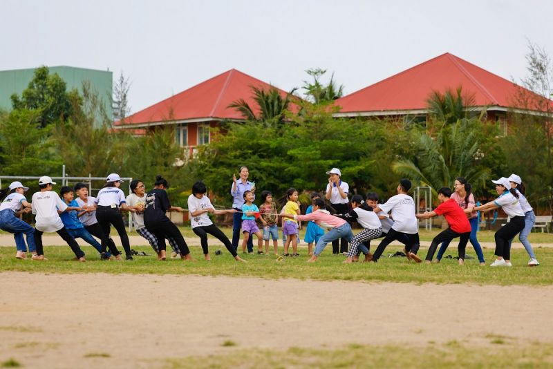 Đoàn công tác Quỹ sữa và Vinamilk tham gia các hoạt động vui chơi cùng các em nhỏ