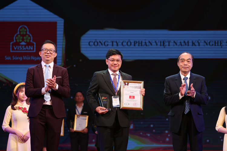 Đại diện công ty VISSAN nhận danh hiệu Top 10 thương hiệu dẫn đầu Việt Nam năm 2022