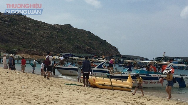 Du lịch và lữ hành là một trong những lĩnh vực ở Bình Định có sự tăng trưởng khả quan. Trong ảnh: Khách du lịch tham quan khu du lịch Hòn Khô (xã đảo Nhơn Hải, TP Quy Nhơn).