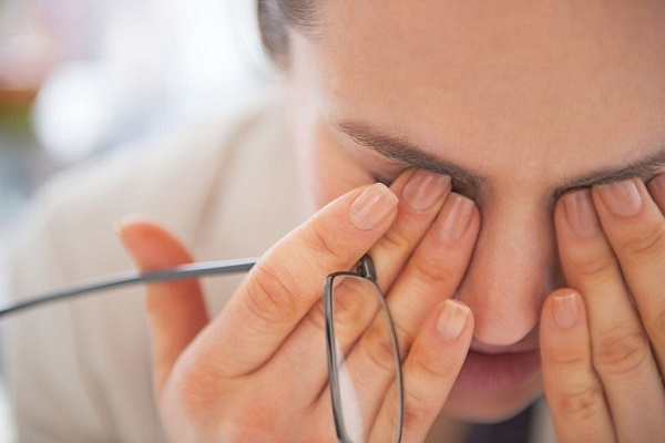 Biến chứng viêm mũi xuất tiết tại mắt có thể làm giảm thị lực