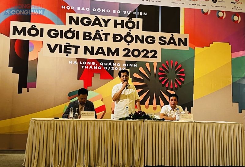 ông Nguyễn Văn Đính, Chủ tịch Hội Môi giới BĐS Việt Nam (VARS) phát biểu tại họp báo