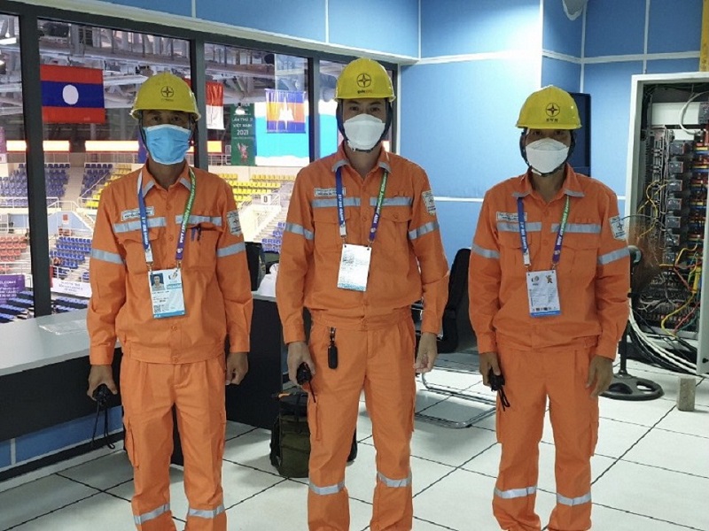 80 Ông Nguyễn Đại Cương - Giám đốc Điện lực TP Hạ Long (người đứng giữa) thường xuyên kiểm tra công tác trực đảm bảo cung cấp điện tại các điểm diễn ra các môn thi đấu của SEA Games 31 tại TP Hạ Long