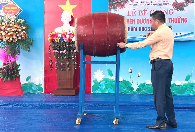Thầy Huỳnh Duy Linh- hiệu trưởng nhà trường đánh trông kết thúc năm học