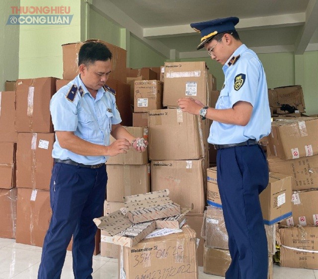 Lực lượng Cục QLTT tỉnh Phú Yên đang kiểm tra một lô hàng vận chuyển trái phép.
