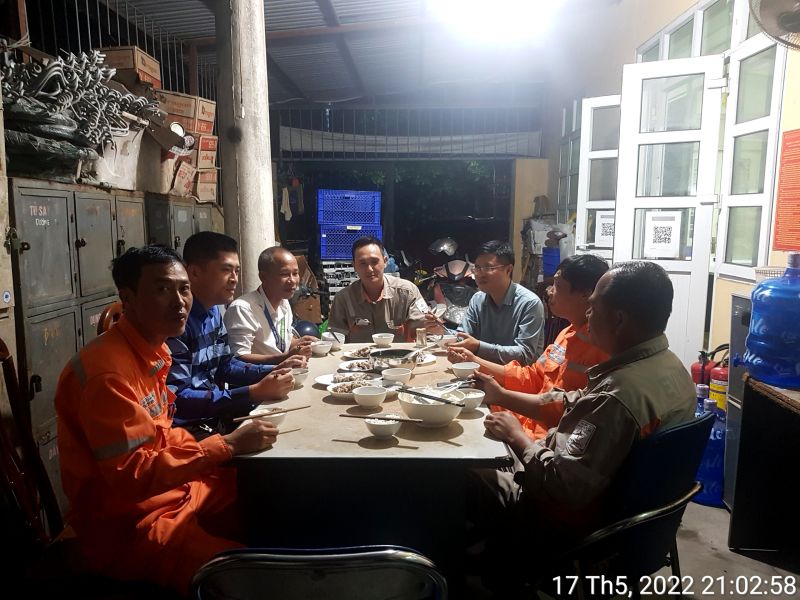 Bữa cơm tối muộn của Ban lãnh đạo và công nhân vận hành Điện lực TP Hạ Long sau khi kết thúc phiên trực tối