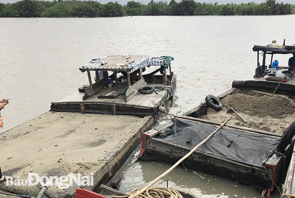 Công an huyện Nhơn Trạch liên tiếp tạm giữ ghe hút cát trái phép trên sông Đồng Nai