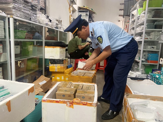 Lực lượng chức năng tỉnh Nghệ An kiểm tra lô hàng hóa vi phạm