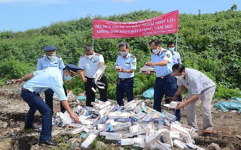 Lực lượng chức năng Tiền Giang tiến hành tiêu hủy trên 10.000 bao thuốc lá điếu nhập lậu (nguồn ảnh Tổng cục QLTT)