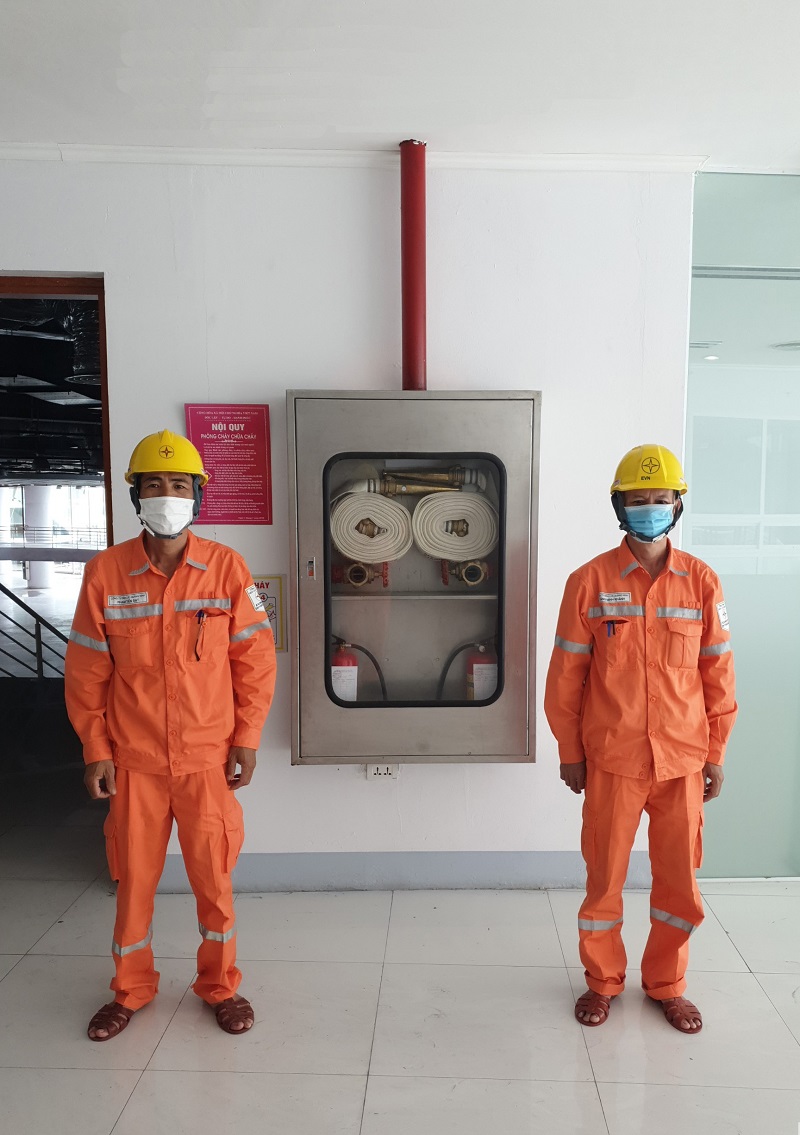 Công nhân Điện lực TP Hạ Long kiểm tra hệ thống máy phát điện dự phòng tại Cung Quy hoạch