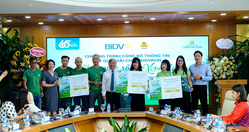 Đại diện Lãnh đạo BIDV trao thưởng cho các đội đạt thành tích cao trong Giải chạy BIDVRUN