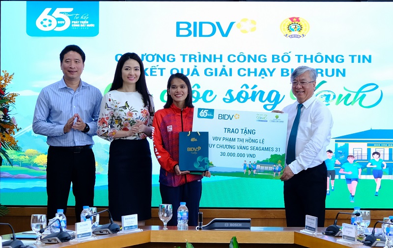 BIDV trao tặng phần thưởng cho VĐV Phạm Thị Hồng Lệ