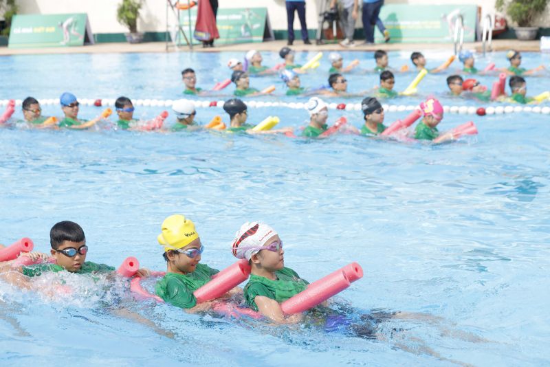 Hoạt động hướng đến trang bị những kỹ năng cần thiết cho trẻ để chống đuối nước, giúp trẻ học bơi từ sớm