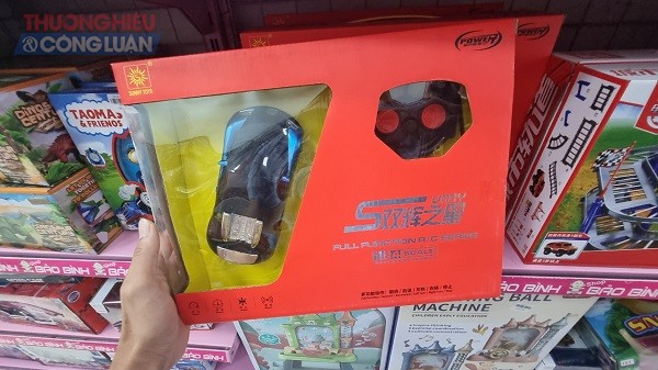 Hàng loạt đồ chơi trẻ em không có tem nhãn phụ Tiếng Việt và dấu hợp quy CR được bày bán công khai.
