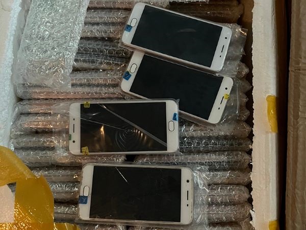 Hà Nội: Thu giữ hơn 5.400 điện thoại di động và linh kiện điện tử nhập lậu