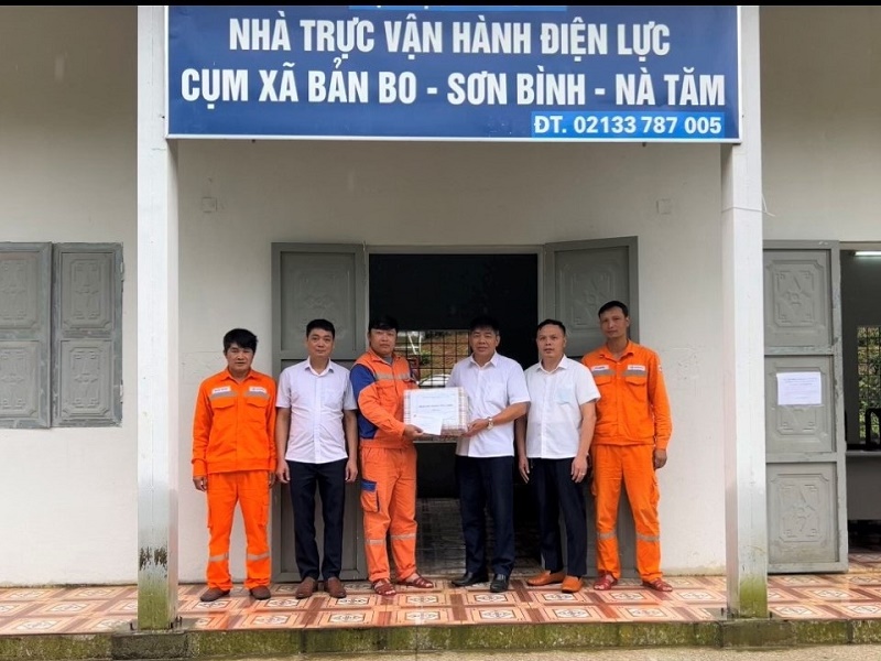 Chủ tịch Công đoàn PC Lai Châu Nguyễn Hữu Hùng thăm, tặng quà tổ trực điện cụm xã Bản Bo - Sơn Bình - Nà Tăm huyện Tam Đường