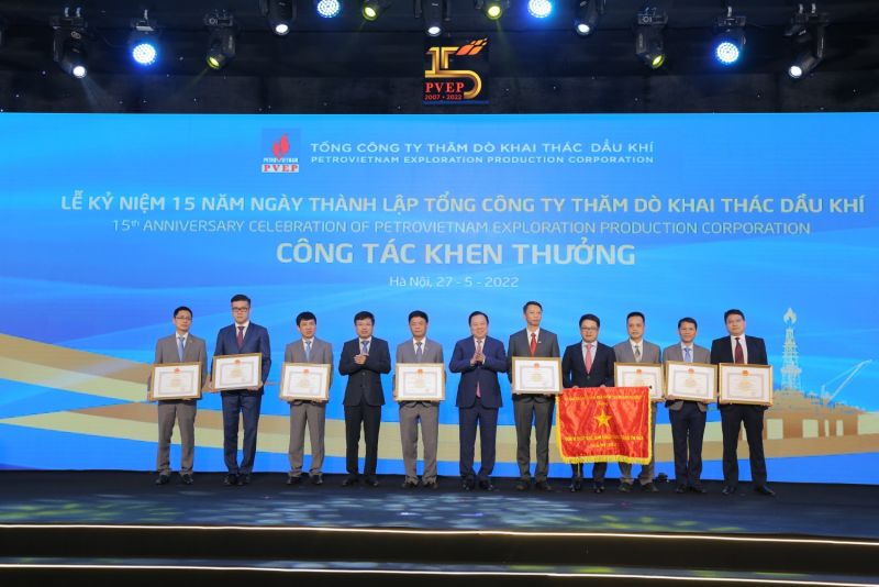 Chủ tịch UBQLVNN Nguyễn Hoàng Anh và Phó Chủ tịch UBQLVNN Hồ Sỹ Hùng trao Cờ thi đua, Bằng khen của Ủy ban cho các tập thể, cá nhân xuất sắc của PVEP