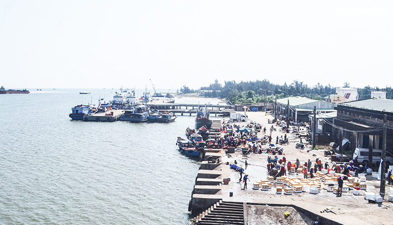 Cảng cá Cửa Việt chưa đáp ứng nhu cầu cập cảng cho các tàu cá công suất lớn. Ảnh T.T​