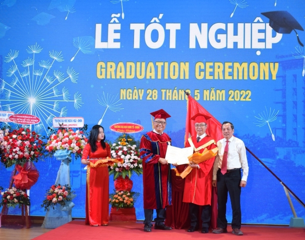 Đại diện ĐH Đà Nẵng và Ban giám hiệu Trường ĐH Bách khoa, ĐH Đà Nẵng trao bằng cho tân tiến sĩ.