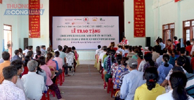 Quang cảnh Lễ trao tặng bộ áo phao cứu sinh đa năng, túi sơ cấp cứu, cờ Tổ quốc cho ngư dân nghèo, có hoàn cảnh khó khăn ở xã Nhơn Lý.