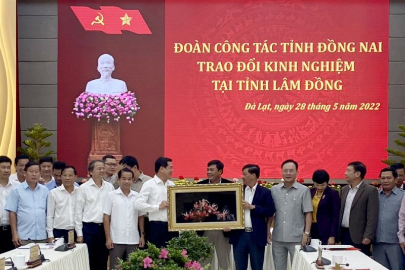 Bí thư Tỉnh ủy Nguyễn Hồng Lĩnh tặng quà cho lãnh đạo tỉnh Lâm Đồng