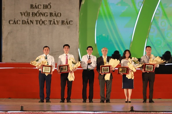 Giám đốc Agribank Sơn La Phạm Văn Bằng (thứ 2 từ trái sang) đại diện Agribank nhận hoa và kỷ niệm chương của Ban tổ chức Festival trái cây và sản phẩm OCOP Việt Nam năm 2022