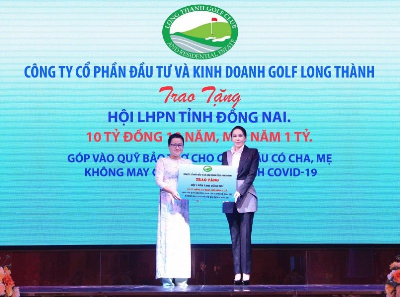 Bà Lê Nữ Thùy Dương, Phó Chủ tịch HĐQT Golf Long Thành (bên phải) trao bảng biểu trưng tài trợ cho địa liện lãnh đoạ Hội liên hiệp Phụ nữ tỉnh Đồng Nai